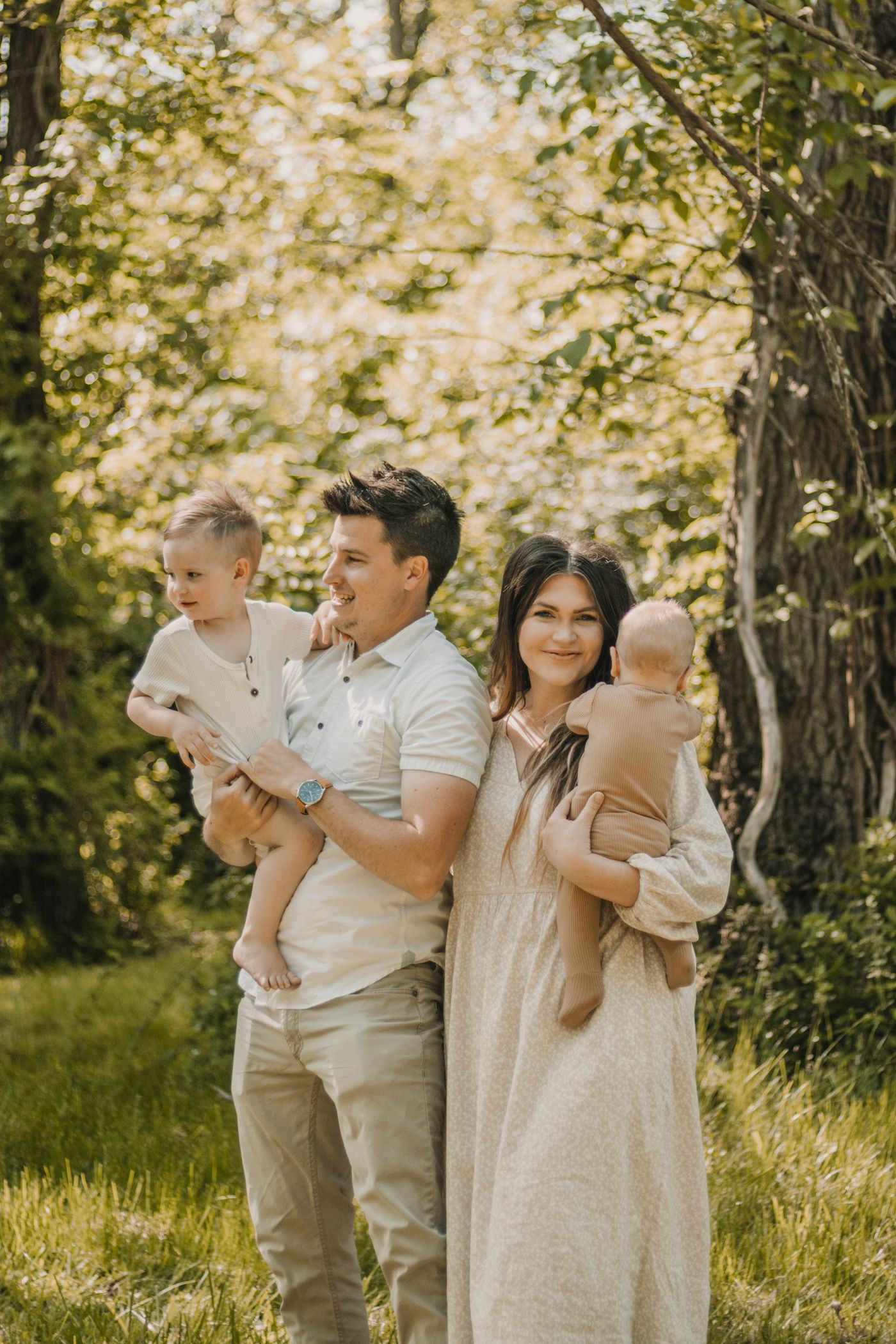 Une famille avec deux jeunes enfants profite d’une promenade en forêt